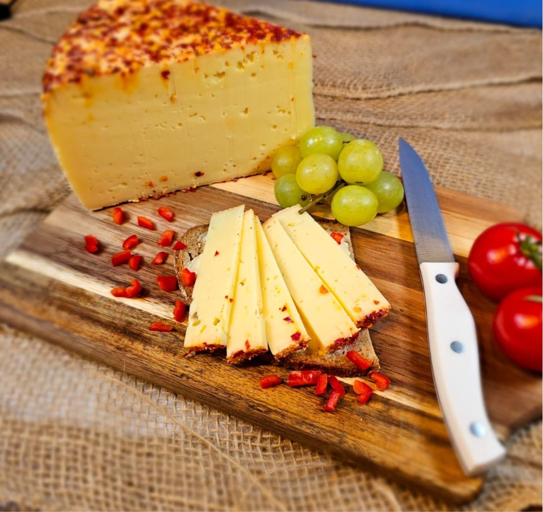 Bergkäse, aufgeschnitten, Brotzeit, brett, Frühstücks brett, Bergkäse mit Chili verfeinert 