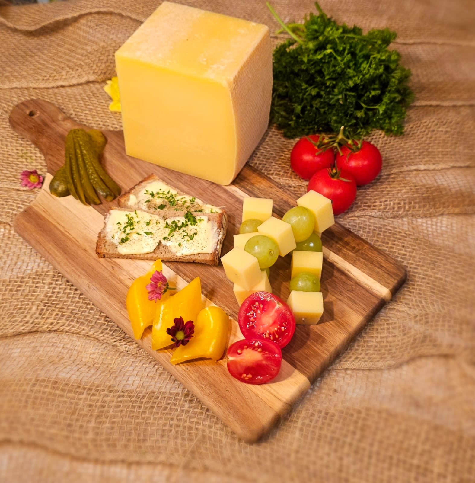 Brotzeit,brett mit Mildenberg, Käse und Käse Traubenmischung